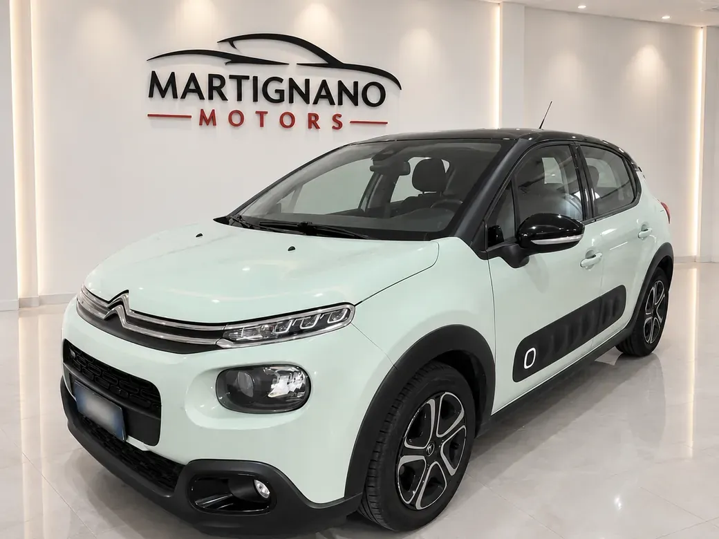 Un'auto del nostro parco nello showroom Martignano Motors
